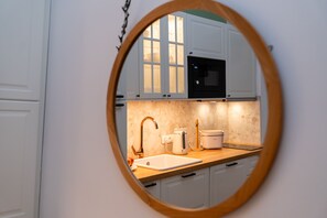 Fridge, microwave, stovetop, dishwasher - Apartment in Otočac with private sauna, terrace, and feng shui design. (Otočac)
