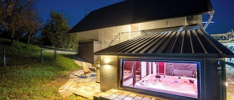 Tina de hidromasaje al aire libre