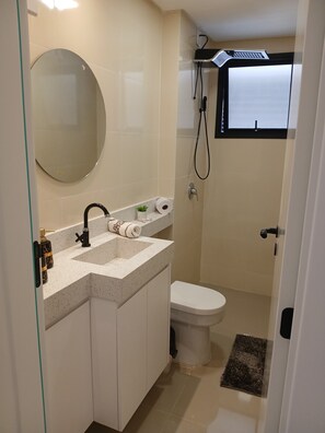 Shower, towels, toilet paper - Apartment on Palmas Beach (Governador Celso Ramos)