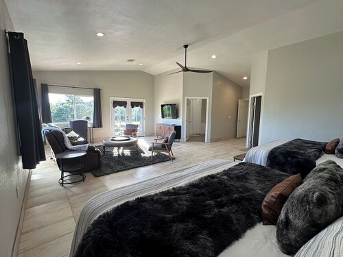 10 Acre Wine Farmhouse • Patio • Fire Pit • Grill
