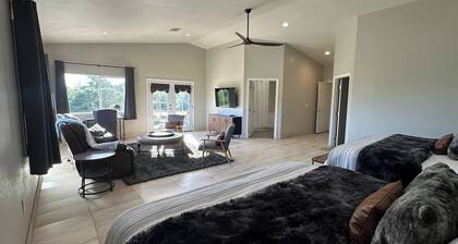 10 Acre Wine Farmhouse • Patio • Fire Pit • Grill