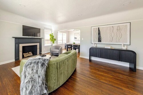 2-bedroom apartment in enjoyable University Heights with AC