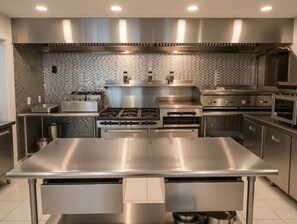 Private kitchen - Historic Gold Pan Retreat - 7BR Gathering Cabin Near Big Bear Lake (Fawnskin)