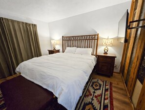 Room - Historic Gold Pan Retreat - 7BR Gathering Cabin Near Big Bear Lake (Fawnskin)