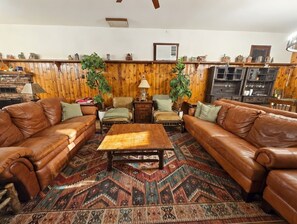 Living area - Historic Gold Pan Retreat - 7BR Gathering Cabin Near Big Bear Lake (Fawnskin)