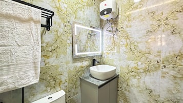 Executive Suite, 1 King Bed | Bathroom