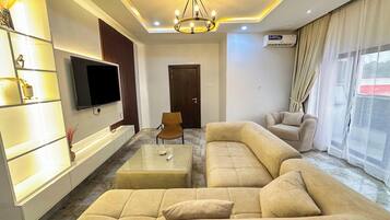 Executive Suite, 1 King Bed | Living area