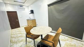 Suíte executiva, 1 cama King | Opções para refeição