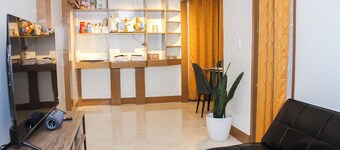 Cozy 2-bedroom house in amazing Legazpi City with AC, Fast Wifi & Kitchen