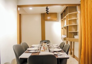 Dining - Cozy 2-bedroom house in amazing Legazpi City with AC, Fast Wifi & Kitchen (Legazpi City)