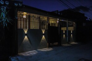 Exterior - Cozy 2-bedroom house in amazing Legazpi City with AC, Fast Wifi & Kitchen (Legazpi City)