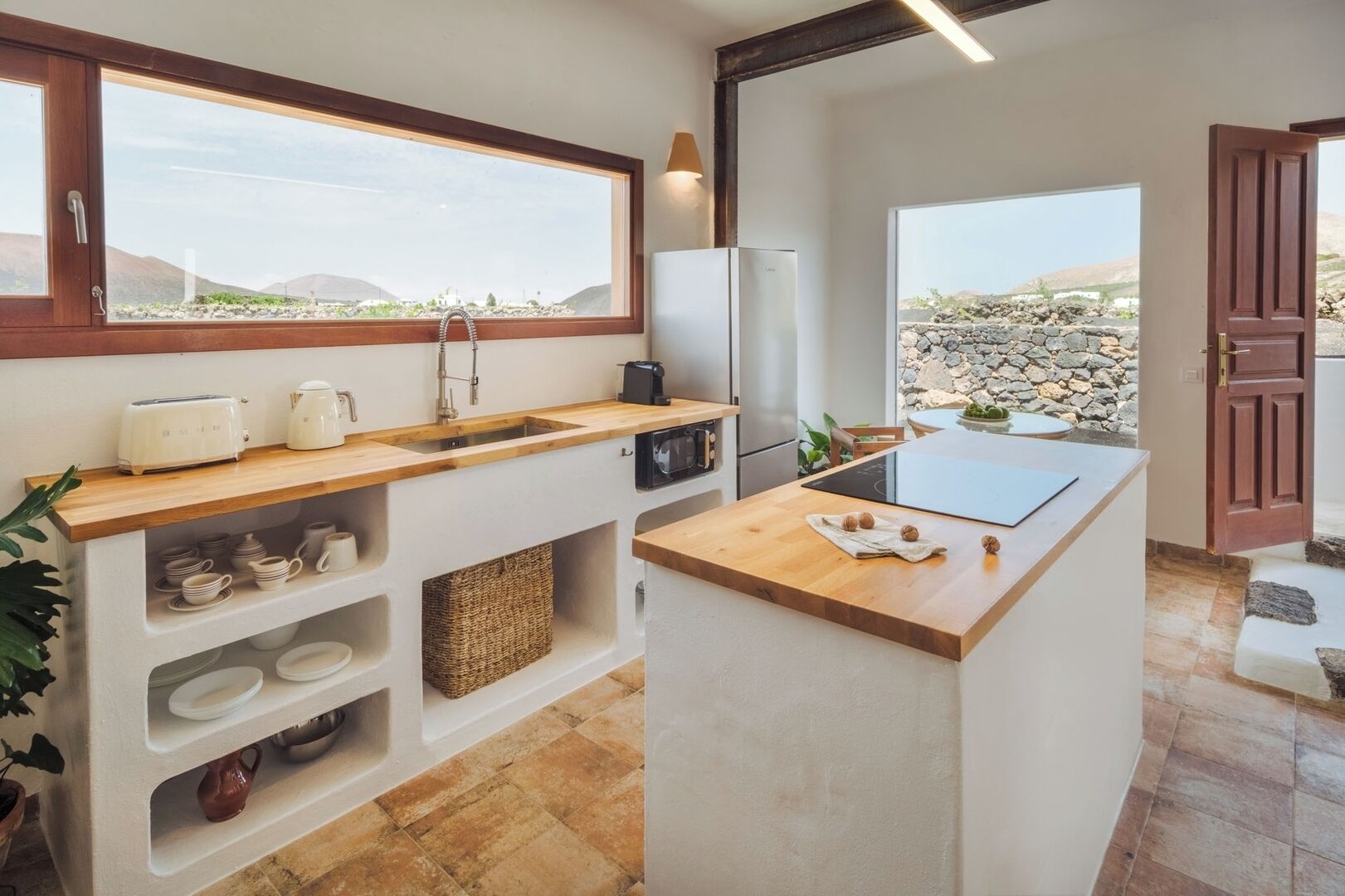 Fridge, microwave, oven, coffee/tea maker