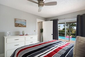 3 bedrooms, desk, iron/ironing board, free WiFi - Spacious, renovated vacation home with heated pool and private boat dock (Cape Coral)