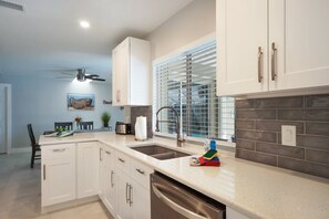 Fridge, microwave, oven, stovetop - Spacious, renovated vacation home with heated pool and private boat dock (Cape Coral)