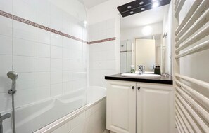 Bathroom - Awesome apartment in Paradou with swimming pool (Paradou)