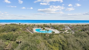 Et resort med pool, strand og havudsigt.