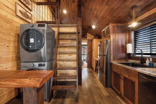 Rustic Tiny Cabin Near YNP | King Loft | The Grizz