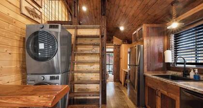 Rustic Tiny Cabin Near YNP | King Loft | The Grizz