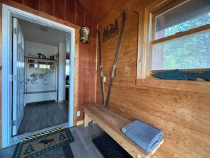 Interior - 31 MI YNP | Fire Pit | Sleeps 10|WorldclassFishing (Island Park)