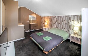 5 habitaciones, tabla de planchar con plancha y cuna de viaje 