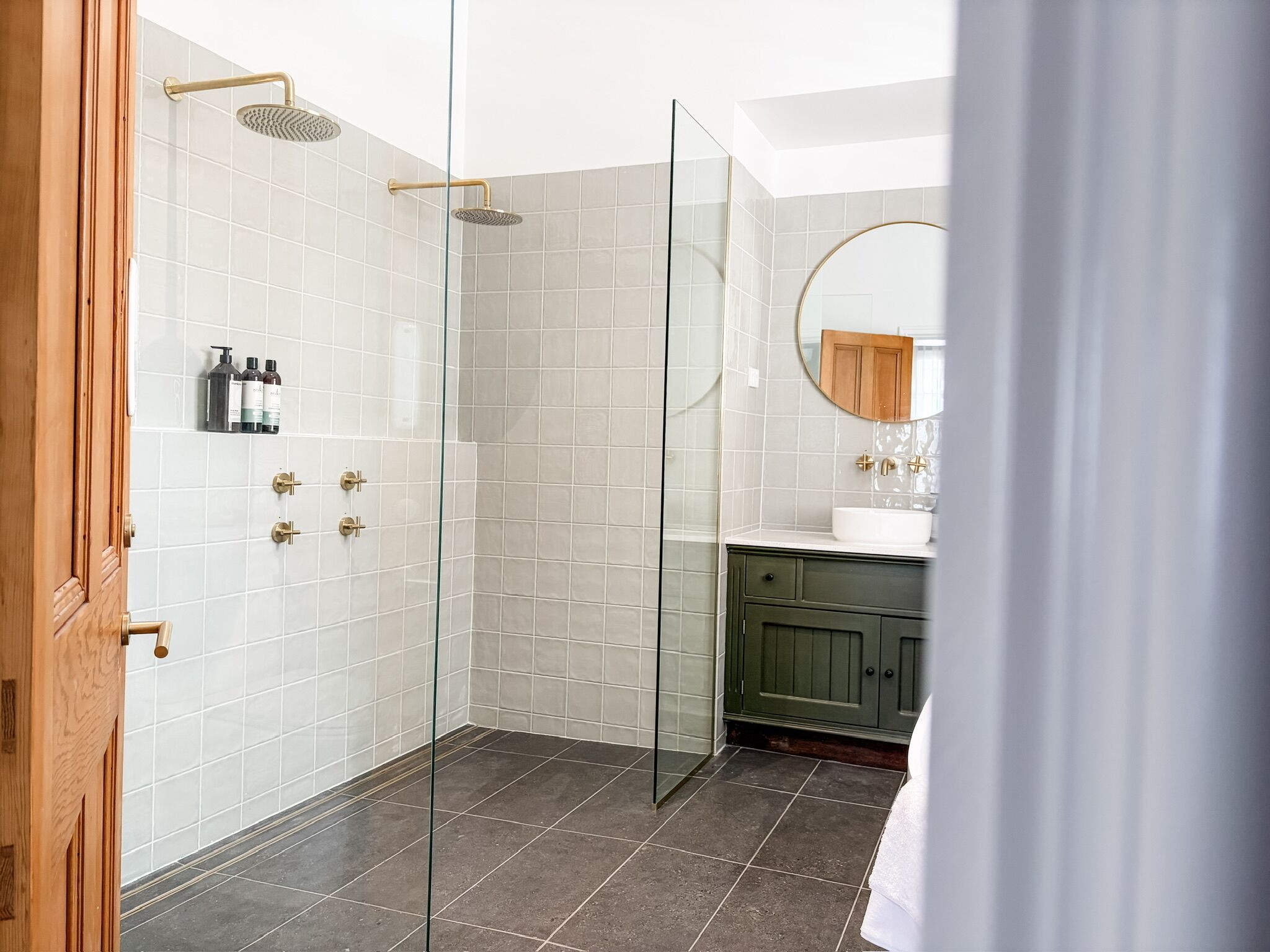 Douche, serviettes fournies, savon, shampoing