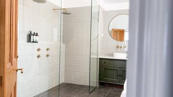 Douche, serviettes fournies, savon, shampoing