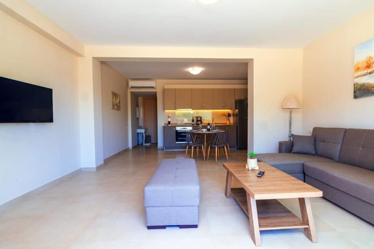 Deluxe Double Room, Patio, City View | Living area