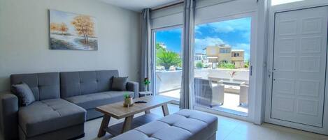 Deluxe Double Room, Patio, City View | Living area