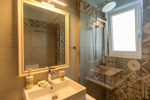 Shower, free toiletries, hair dryer, towels - Vakakis Family Luxury Studios (Kantanos-Selino)