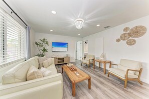 Living area - Sarasota 3BD Retreat Near Siesta Key (Sarasota)