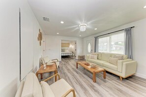 Living area - Sarasota 3BD Retreat Near Siesta Key (Sarasota)