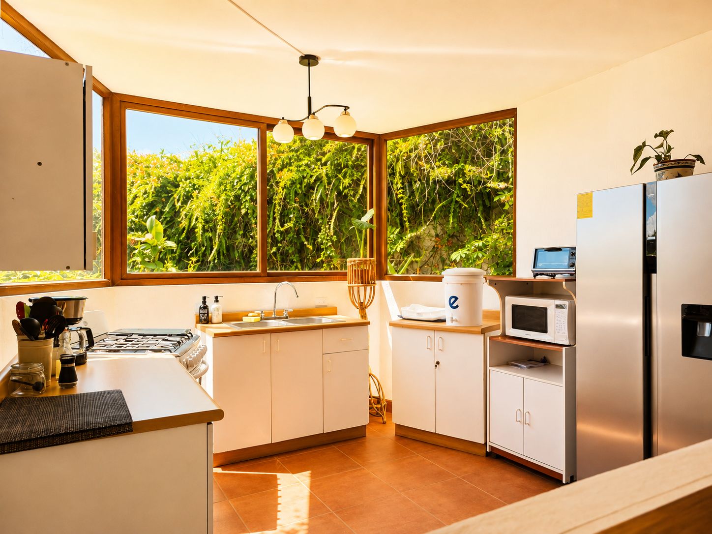 Una cocina moderna con un ventanal grande, un fregadero, una estufa y un refrigerador.