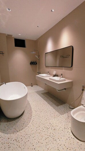 Family Double Room, Non Smoking, Courtyard View | Bilik Mandi