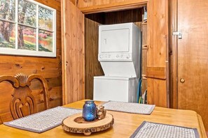 Dining - 2BR*Gatlinburg Arts & Crafts*Games*Fireplace*BBQ (Gatlinburg)
