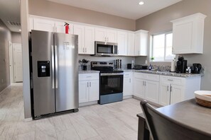 Fridge, microwave, oven, stovetop - Southwest Corner Retreat "Close to Great food and Shopping" (Tucson)