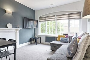 Living area - Stylish High Street Apt w/ Private Terrace (Hornchurch)