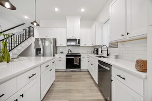 Private kitchen - Modern 3BR, Private Backyard, Minutes to Downtown (Houston)