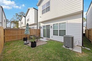 Outdoor dining - Modern 3BR, Private Backyard, Minutes to Downtown (Houston)