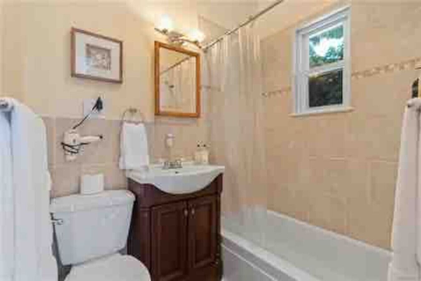 Ein Badezimmer mit Toilette, Waschbecken und Dusche.