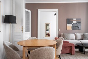 Dining - Blueground | Landstraße, washer/dryer, nr Prater (Vienna)