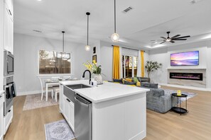 Private kitchen - Luxe 4BR/3BA, 3 King Beds—Near AT&T, DFW, Dallas (Grand Prairie)