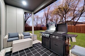 Terrace/patio - Luxe 4BR/3BA, 3 King Beds—Near AT&T, DFW, Dallas (Grand Prairie)