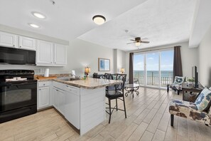 Fridge, microwave, oven, stovetop - Nana's Sweet Retreat at Ocean Walk (Daytona Beach)