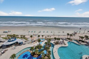 Ein Resort mit großem Pool, Zugang zum Strand und Meerblick.