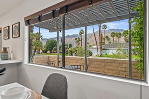 Dining - Poolside Paradise in Palm Springs - Your Private Palm Springs Oasis: Pool, Spa & Stunning Views (Palm Springs)
