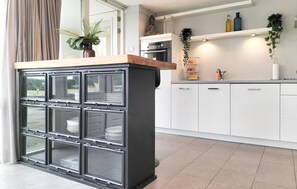 Fridge, microwave, stovetop, dishwasher - Nice home in Stavenisse with swimming pool (Stavenisse)