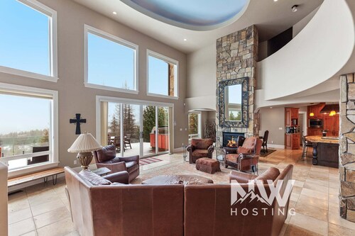 NW Tuscan Retreat — 180° Vistas & Private Hot Tub