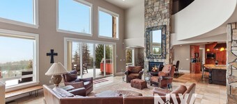 NW Tuscan Retreat — 180° Vistas & Private Hot Tub