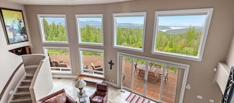NW Tuscan Retreat — 180° Vistas & Private Hot Tub