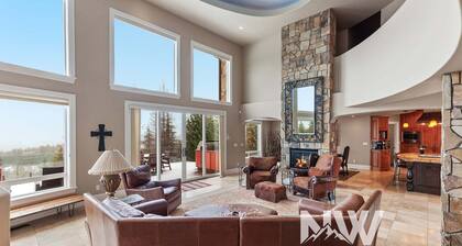 NW Tuscan Retreat — 180° Vistas & Private Hot Tub